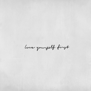 Tatouage Écriture love yourself first