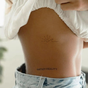 Tatouage Vague et soleil d’un trait minimaliste