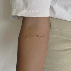 Tatouage Écriture Focus on the Good