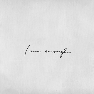 Tatouage temporaire « I am enough » – Message inspirant et épuré