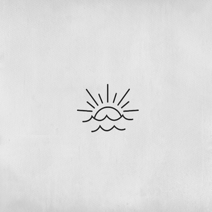 Tatouage Couché de soleil sur la mer agitée d’un trait minimaliste