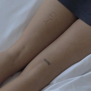 Tatouage Verre à vin d’un trait minimaliste