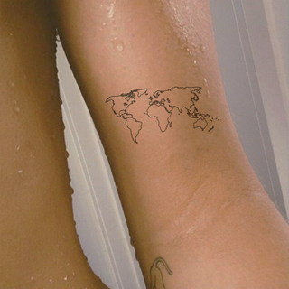 Tatouage Carte du monde d’un trait minimaliste