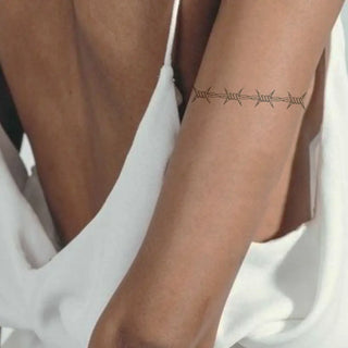 Tatouage All around avec motif barbelet