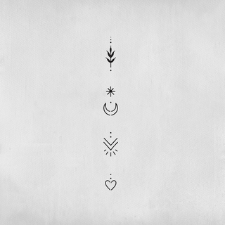 Tatouage 4 logos formant une ligne minimaliste