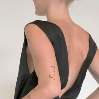 Tatouage Chat d’un trait minimaliste