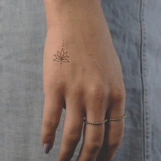 Tatouage Fleur de lotus avec trait pointillés