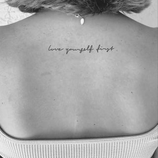 Tatouage Écriture love yourself first