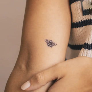 Tatouage Abeille d’un trait minimaliste