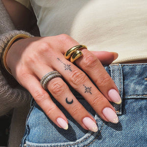 10 tatouages de main minimalistes