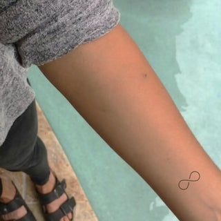 Tatouage Logo infini d’un trait minimaliste