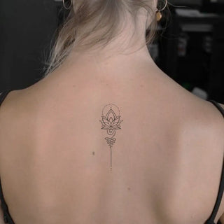 Tatouage Fleur de lotus avec tige inspiration orientale