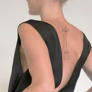 Tatouage 2 motifs avec une fleur et un symbole