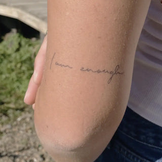 Tatouage temporaire « I am enough » – Message inspirant et épuré