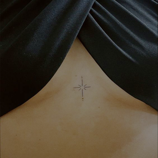 Tatouage Étoile non symétrique qui scintille d’un trait minimaliste