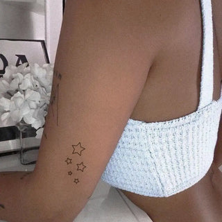 Tatouage 5 étoiles de tailles différentes