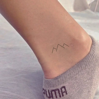 Tatouage 3 montagnes d’un trait minimaliste