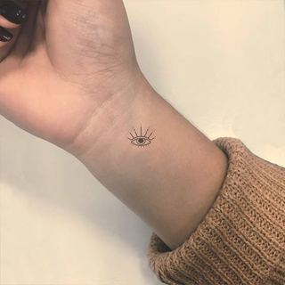 Tatouage Symbole d'un oeil oriental d’un trait minimaliste