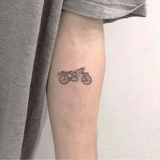Tatouage Moto d’un trait minimaliste