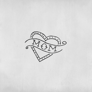 Tatouage Coeur avec inscription MOM