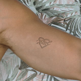 Tatouage Coeur avec inscription MOM