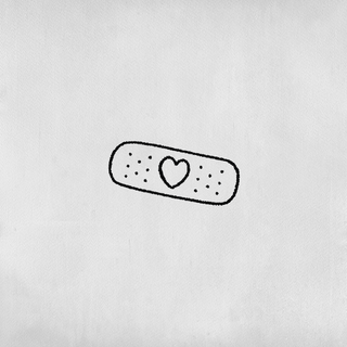 Tatouage Sparadrap avec un coeur d’un trait minimaliste