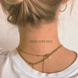 Tatouage Temporaire Écriture VENI VINI VICI – Encre Éphémère Stylée