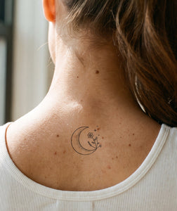 Idée de tatouage lune fleur ? Porte-le 2 semaines sur toi