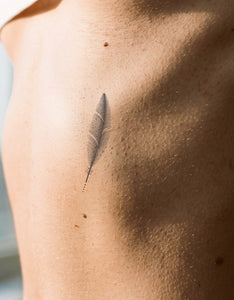 Idée de tatouage plume ? Porte-le 2 semaines sur toi