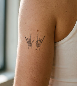 Idée de tatouage mains squelette ? Porte-le 2 semaines