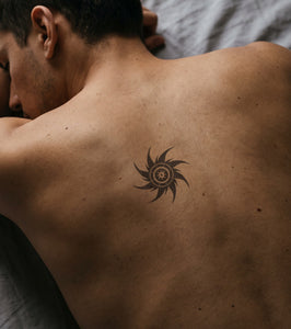 Idée de tatouage soleil tribal ? Porte-le 2 semaines sur toi