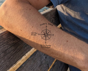 Idée de tatouage boussole carpe diem ? Porte-le 2 semaines sur toi