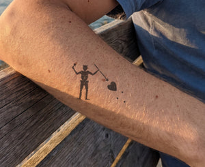Idée de tatouage drapeau pirate ? Porte-le 2 semaines sur toi