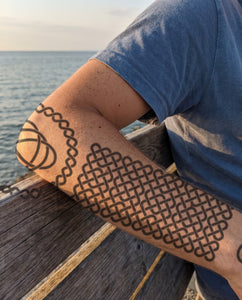 Tatouage celtique homme : manchette entrelacs à essayer